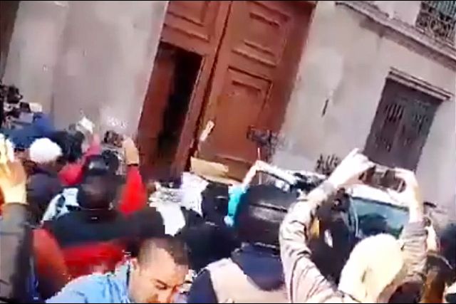 Demonstranti u Meksiku upali u predsedničku palatu (VIDEO)