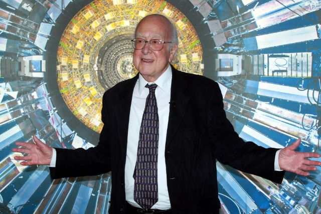 Umro Piter Higs, dobitnik Nobelove nagrade za fiziku i ‘otac’ Higsovog bozona Professor Peter Higgs at the Science Museum, London on Dec. 11, 2013. The University of Edinburgh says Nobel prize-winning physicist Peter Higgs, who proposed the existence of the Higgs boson particle, has died at 94. Higgs predicted the existence of a new particle — the so-called Higgs boson — in 1964. But it would be almost 50 years before the particle’s existence could be confirmed at the Large Hadron Collider. Higgs won the 2013 Nobel Prize in Physics for his work, alongside Francois Englert of Belgium. (Sean Dempsey/PA via AP)