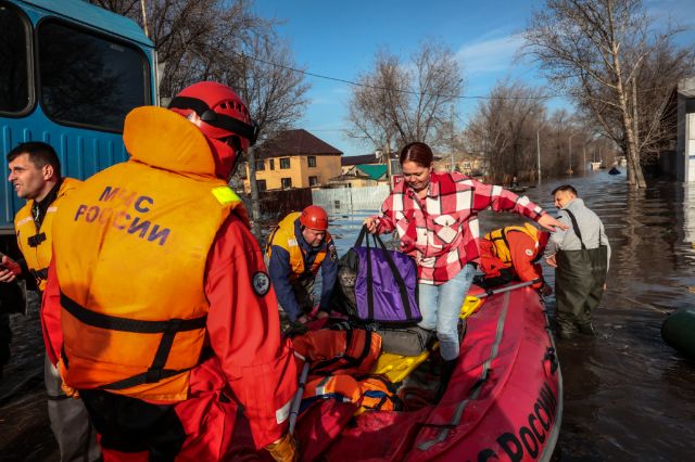 Nivo Urala i dalje raste, poplavljeno oko 12.000 kuća u Rusiji A woman carries her pat leaving a boat in a flooded area in Orenburg, Russia, on Thursday, April 11, 2024. Russian officials are scrambling to help homeowners displaced by floods, as water levels have risen in the Ural River. The river's water level in the city of Orenburg was above 10 meters (33 feet) Wednesday, state news agency Ria Novosti reported, citing the regional governor. (AP Photo)