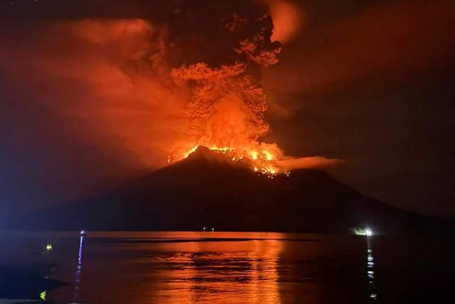 Zatvoren aerodrom zbog erupcije vulkana na severu Indonezije (VIDEO) In this photo released by Sitaro Regional Disaster Management Agency (BPBD Sitaro), hot molten lava glows at the crater of Mount Ruang as it erupts in Sanguine Islands, Indonesia, Wednesday, April 17, 2024. Indonesian authorities issued a tsunami alert Wednesday after eruptions at Ruang mountain sent ash thousands of feet high. Officials ordered more than 11,000 people to leave the area. (BPBD Sitaro via AP)