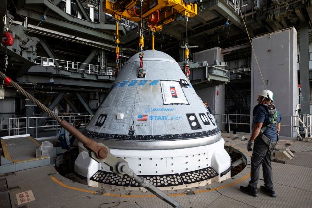Boing ponovo prevozi astronaute u svemir, moguć i svemirski turizam In this photo provided by NASA, the Boeing Starliner spacecraft is lifted at the Vertical Integration Facility at Space Launch Complex-41 at Cape Canaveral Space Force Station in Florida on Tuesday, April 16, 2024, for mounting on a United Launch Alliance Atlas V rocket for NASA's Boeing Crew Flight Test to the International Space Station for the agency's Commercial Crew Program. The first flight of Boeing’s Starliner capsule with a crew on board is scheduled for Monday, May 6, 2024. (Kim Shiflett/NASA via AP)