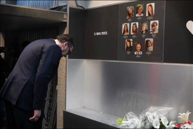 Vučić položio cveće u Osnovnoj školi ‘Vladislav Ribnikar’