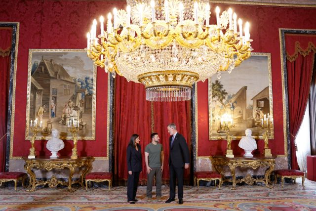 Ukrajina dobija od Španije rakete za odbranu od dorađenih sovjetskih bombi Ukrainian President Volodymyr Zelenskyy, center, talks with Spain's King Felipe VI and Queen Letizia at the Royal Palace in Madrid on Monday, May 27, 2024. (Ballesteros/Pool via AP)