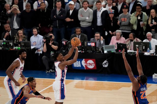 Pobede Filadelfije, Klivlenda i Milvokija u prvoj rundi plej-ofa Istoka Philadelphia 76ers' Tyrese Maxey, center, shoots over New York Knicks' Mitchell Robinson (23) and Miles McBride as Joel Embiid, left, watches during the second half of Game 5 in an NBA basketball first-round playoff series, Tuesday, April 30, 2024, in New York. The 76ers won 112-106 in overtime. (AP Photo/Frank Franklin II)
