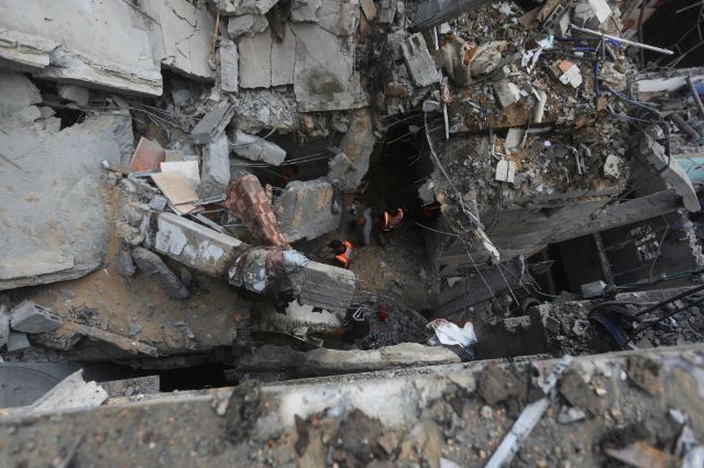 Hamas objavio kopiju sporazuma o primirju koji je prihvatio Palestinians look at the destruction after an Israeli strike on residential building in Rafah, Gaza Strip, Tuesday, May 7, 2024. (AP Photo/Ismael Abu Dayyah)