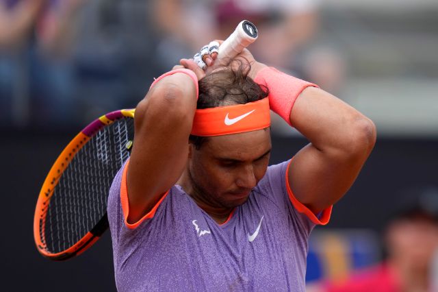 Hurkač prepustio Nadalu samo četiri gema Spain's Rafael Nadal reacts after losing a point during his match against Belgium's Zizou Bergs at the Italian Open tennis tournament, in Rome, Thursday, May 9, 2024. (AP Photo/Alessandra Tarantino)