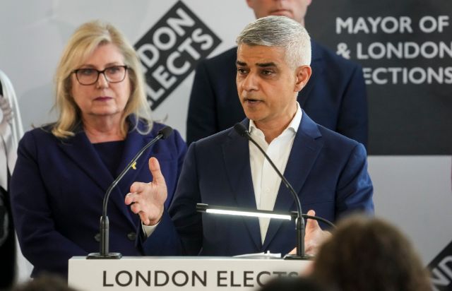 Laburista Sadik Kan osvojio treći mandat gradonačelnika Londona Labour's Sadiq Khan speaks after he is re-elected as the Mayor of London, at City Hall, London, Saturday May 4, 2024. ( Jeff Moore//PA via AP)