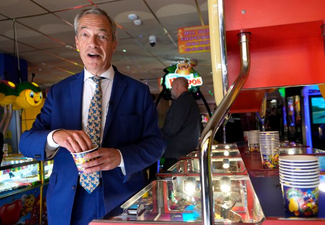 Najdžel Faraž, lider desničarske stranke, rekao da je Zapad isprovocirao Putina da napadne Ukrajinu Britain's Nigel Farage, Reform UK party leader plays on a game in an amusement arcade whilst spending time with supporters in Clacton-On-Sea, Essex, England Friday, June 21, 2024. (AP Photo/Kirsty Wigglesworth)