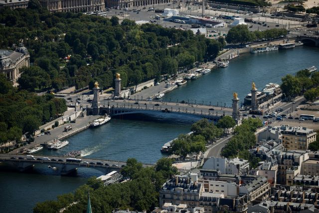 Odložena proba ceremonije otvaranja OI u Parizu zbog visokog vodostaja Sene FILE - The Alexander III bridge, center, is visible July 11, 2023, in Paris. In 2024. Water in the Seine River had unsafe elevated levels of E. coli less than two months before swimming competitions are scheduled to take place in it during the Paris Olympics, according to test results published Friday, June 14, 2024. (AP Photo/Thomas Padilla, File)