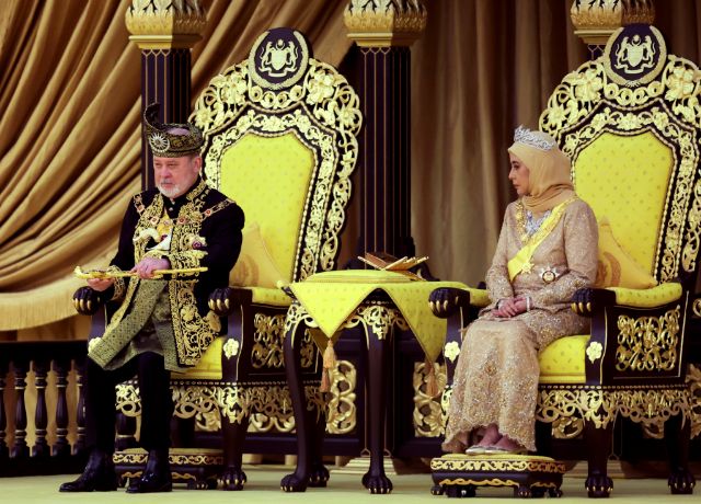 Novi kralj Malezije sultan-milijarder poznat po svom Harli-Dejvidsonu The 17th King of Malaysia, Sultan Ibrahim Iskandar, left, lifts a ceremonial dagger as Queen Raja Zarith Sofiah looks on during his coronation at the National Palace in Kuala Lumpur, Malaysia, Saturday, July 20, 2024. (Hasnoor Hussain/Pool Photo via AP)