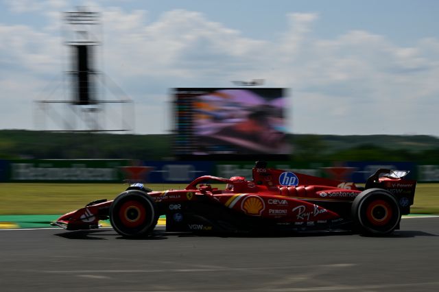 Sainc najbrži na prvom treningu u Mađarskoj Ferrari driver Charles Leclerc of Monaco steers his car during the first free practice ahead of the Hungarian Formula One Grand Prix race at the Hungaroring racetrack, in Mogyorod, Hungary, Friday, July 19, 2024. (AP Photo/Denes Erdos)