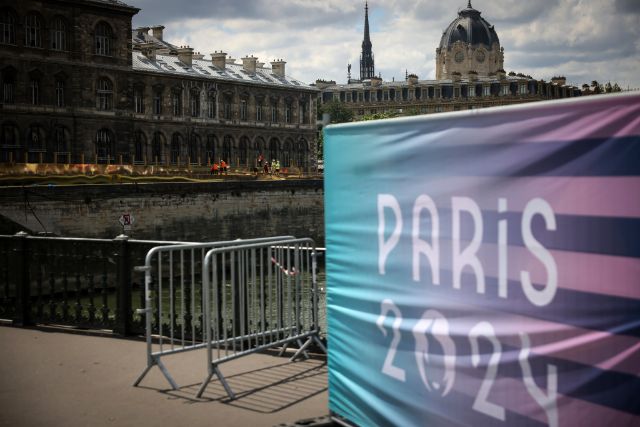 Parizijen: Sportisti se žale na hranu, neudobne krevete i loš prevoz na OI Workers operate along the Seine river at the 2024 Summer Olympics, Sunday, July 21, 2024, in Paris, France. (AP Photo/Thomas Padilla)