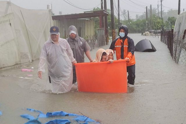 Teretni brod potonuo kod Tajvana, devet članova posade se vode kao nestali This photo released by Pingtung Fire Department shows, local residents being evacuated during floods after Typhoon Gaemi made landfall in Pintung county, Taiwan, Thursday, July 25, 2024. (Pingtung Fire Department via AP)