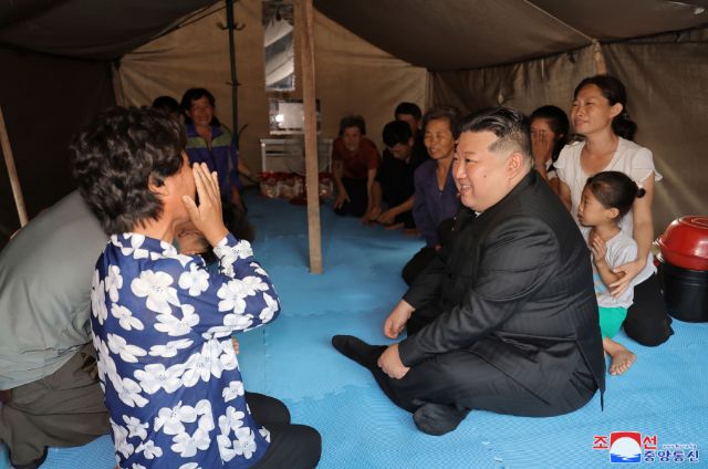 Severnokorejski vođa: Hiljade raseljenih zbog poplava će biti privremeno dovedeni u glavni grad In this photo taken during a two-day trip on Aug. 8 and Aug. 9, 2024 and provided by the North Korean government, North Korean leader Kim Jong Un, center right, visits a flood-hit area in Uiju, North Phyongan province, North Korea. Independent journalists were not given access to cover the event depicted in this image distributed by the North Korean government. The content of this image is as provided and cannot be independently verified. Korean language watermark on image as provided by source reads: "KCNA" which is the abbreviation for Korean Central News Agency. (Korean Central News Agency/Korea News Service via AP)