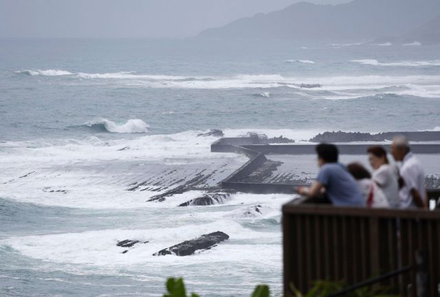 Tajfun stigao do obala Japana, železnica zaustavljena People watch waves hit a coastal area in Miyazaki, western Japan, Tuesday, Aug. 27, 2024, as a typhoon is approaching. (Hidetaka Komukai/Kyodo News via AP)