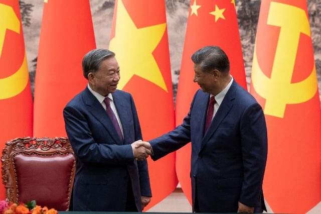 Si Đinping se sastao sa predsednikom Vijetnama Chinese President Xi Jinping, right, and Vietnam's President To Lam shake hands after a signing ceremony at the Great Hall of the People in Beijing Monday, Aug. 19, 2024. (Andres Martinez Casares/Pool Photo via AP)