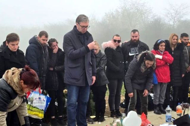 Vučić na grobovima poginulih u Novom Sadu