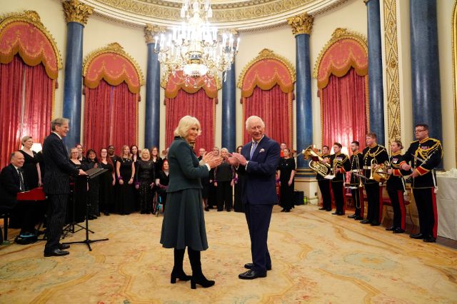 Bakingemska palata će ispitati osoblje posle incidenta u jednom baru The Military Wives Choirs, conducted by Hilary Davan Wetton, perform for King Charles III and Queen Camilla at Buckingham Palace, London, Wednesday Dec. 11, 2024. (Yui Mok/Pool via AP)