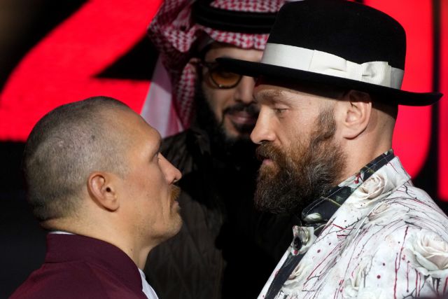 Usik i Fjuri u rekordnom suočavanju pred subotnji revanš u teškoj kategoriji Boxer Tyson Fury, right, and Oleksandr Usyk, left, face off during a press conference in Riyadh, Saudi Arabia, Thursday, Dec. 19, 2024 ahead of the WBA, WBO, and WBC heavyweight title bout between Britain's Tyson Fury and Ukraine's Oleksandr Usyk.(AP Photo/Frank Augstein)