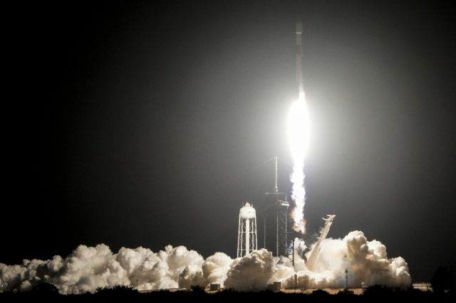 Raketom firme Spejseks ka Mesecu poletele dve sonde, američka i japanska