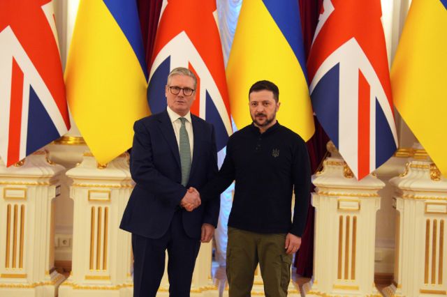 Britanski premijer u Kijevu: Obezbediti da Ukrajina u 2025. bude u najjačoj mogućoj poziciji British Prime Minister Keir Starmer, right and Ukrainian President Volodymyr Zelenskyy shake hands, at the start of their bilateral talks at Mariinskyi Palace, in Kyiv, Ukraine Thursday, Jan. 16, 2025. (Carl Court/Pool Photo via AP)
