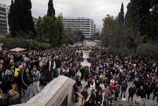Dvesta hiljada demonstranata u Atini, traže odgovornost za žrtve železničke nesreće