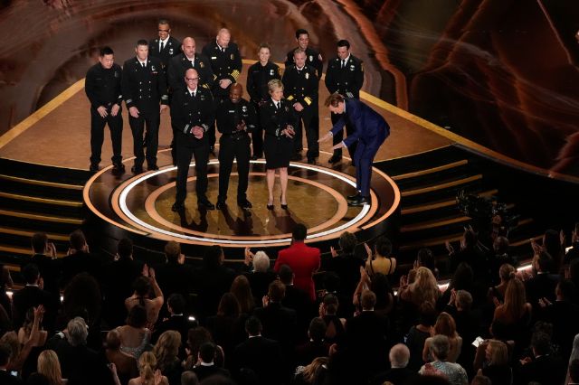Spisak glavnih dobitnika Oskara Members of the Los Angeles Fire Department and Host Conan O'Brien on stage during the Oscars on Sunday, March 2, 2025, at the Dolby Theatre in Los Angeles. (AP Photo/Chris Pizzello)