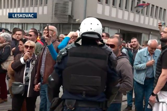 „Vučiću, odlazi“, „Idi, leči se“: Napeto u Leskovcu tokom posete predsednika, Žandarmerija ne dozvoljava okupljenima ka priđu pozorištu VIDEO