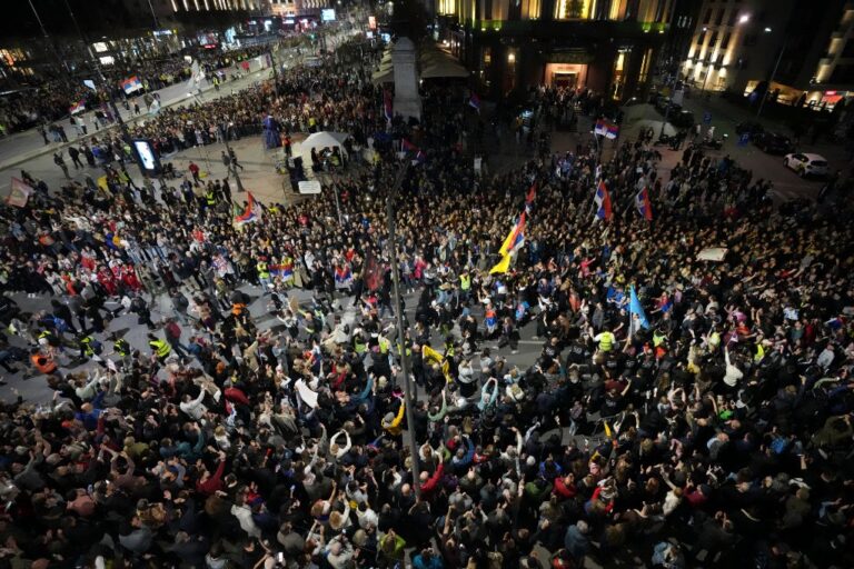 Studenti u blokadi objavili Kartu protesta za Beograd: Sa četiri lokacije ka Skupštini Srbije Protesters gather ahead of a major rally this weekend in downtown Belgrade, Serbia, Friday, March 14, 2025. (AP Photo/Darko Vojinovic)