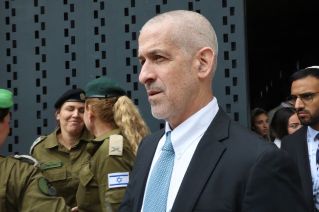 Netanjahu najavio otpuštanje šefa unutrašnje bezbednosti FILE - Ronen Bar, chief of Israel's domestic Shin Bet security agency, attends a ceremony marking Memorial Day for fallen soldiers of Israel's wars and victims of attacks at Jerusalem's Mount Herzl military cemetery, May 13, 2024. (Gil Cohen-Magen/Pool photo via AP, File)