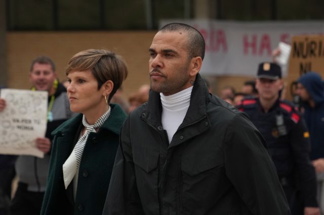 Španski sud poništio presudu, Dani Alves oslobođen optužbi za silovanje FILE - Brazilian soccer star Dani Alves, right, leaves Brians 2 penitentiary center in Sant Esteve Sesrovires, near Barcelona, northeast, Spain, Monday, March 25, 2024. (AP Photo/Emilio Morenatti, file)