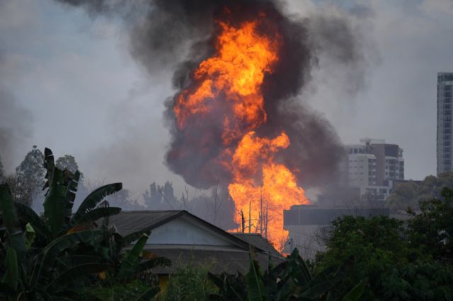U Maleziji pukla cev gasovoda, veliki požar zahvatio i više zgrada A massive fire burns after a gas pipeline burst on Tuesday, April 1, 2025, in Putra Heights in Puchong, Malaysia. (AP Photo/Vincent Thian)
