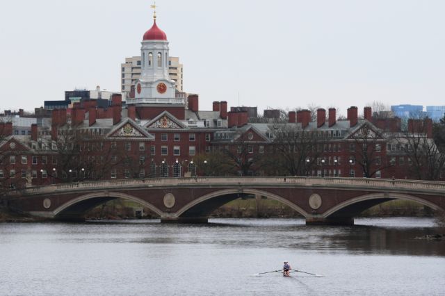 Trampova administracija zabranila Univerzitetu Harvard da prima strane studente FILE - A sculler rows down the Charles River near Harvard University, at rear, April 15, 2025, in Cambridge, Mass. (AP Photo/Charles Krupa, File)