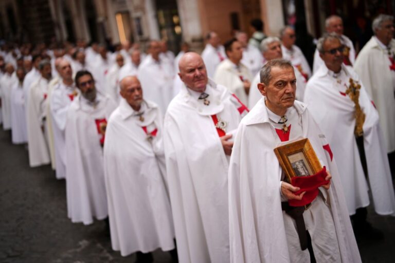 Catholic Templari Oggi or "Templars Today" association members parade along the city centre to arrive to St. Mary and the Martyrs Basilica, or Agrippa Pantheon, in Rome, Sunday, May 4, 2025. (AP Photo/Francisco Seco)