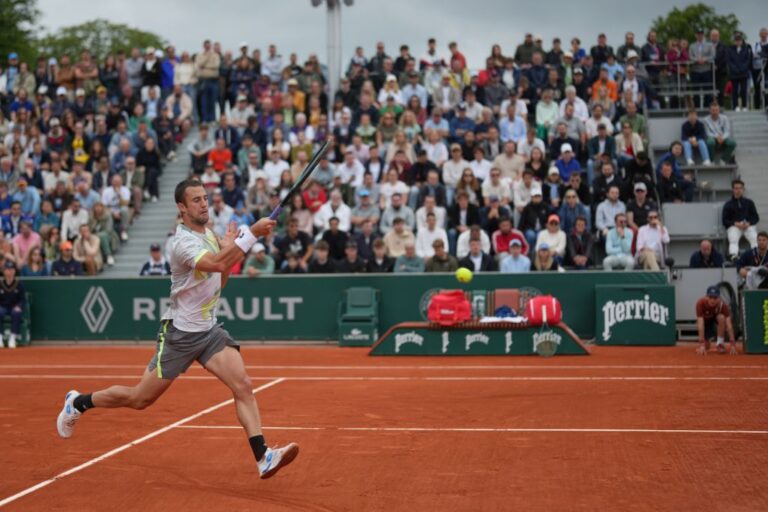 Serbia's Laslo Djere hits a forehand against Australia's Alex De Minaur during their first round match of the French Tennis Open, at the Roland-Garros stadium, in Paris, Tuesday, May 27, 2025. (AP Photo/Aurelien Morissard)