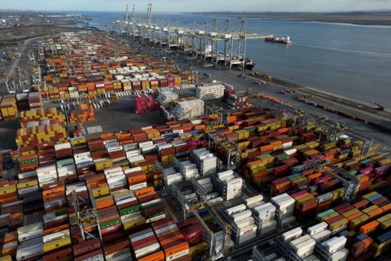 Jedna od najvećih zaplena u Velikoj Britaniji: Kokain vrednosti 130 miliona dolara FILE - Shipping containers wait to be processed at London Gateway port, in Stanford-le-Hope, on the Thames estuary east of London, England, on Feb. 5, 2025. (AP Photo, File)