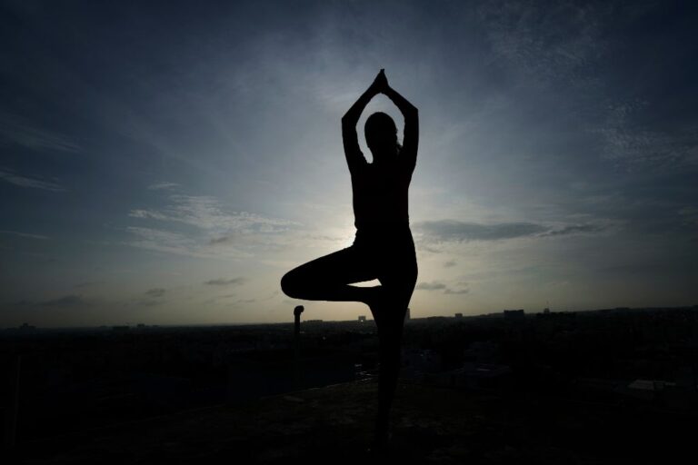 Ambasada Indije: U Beogradu obeležen Međunarodni Dan joge A girl performs yoga on the roof of an apartment on International Day of Yoga in Hyderabad, India, Saturday, June 21, 2025. (AP Photo/Mahesh Kumar A.)