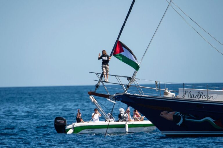Izrael presreo brod sa aktivistima za Gazu, putnici pozvani da se vrate u svoje zemlje Climate activist Greta Thunberg stands near a Palestinian flag after boarding the Madleen boat and before setting sail for Gaza along with activists of the Freedom Flotilla Coalition, departing from the Sicilian port of Catania, Italy, Sunday, June 1, 2025. (AP Photo/Salvatore Cavalli)