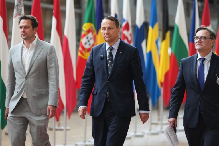 Šikorski: „NATO mora da počne da presreće ruske rakete iznad Ukrajine“ Poland's Foreign Minister Radoslaw Sikorski, center, arrives for a meeting of EU foreign ministers at the European Council building in Brussels, Monday, June 23, 2025. (AP Photo/Virginia Mayo)