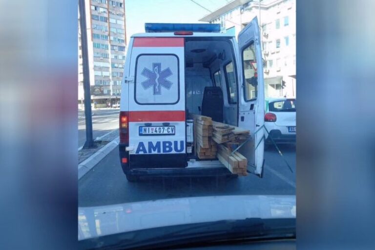 Novi skandal sa sanitetskim vozilom: U Nišu prevoze građu umesto pacijenata VIDEO