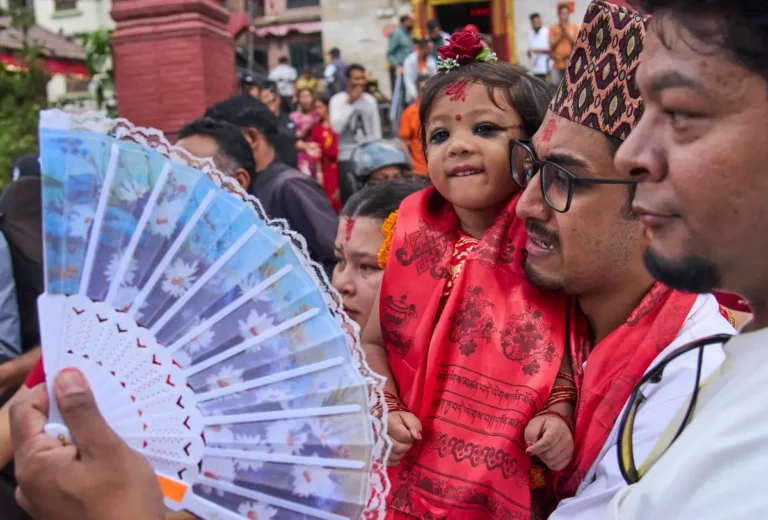Dvogodišnja devojčica u Nepalu izabrana za novu živu boginju hindusa i budista