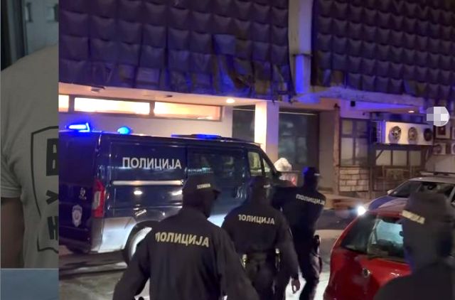 (VIDEO) Valjevski zbor: Policajci s fantomkama priveli učesnike skupa i odbili da se identifikuju građanima