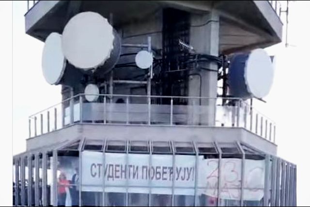 (VIDEO) Studenti u blokadi postavili na Avalski toranj transparent „Studenti pobeđuju“: Vidimo se u subotu