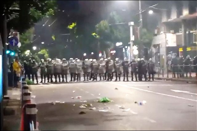Oglasilo se VJT: Svi koji su napali policiju posle skupa na Slaviji biće procesuirani