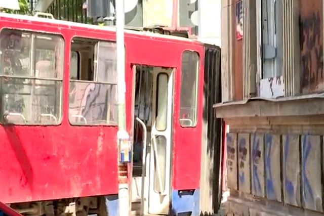 (FOTO, VIDEO) Tramvaj iskočio iz šina na Dorćolu i udario u zgradu, ima povređenih