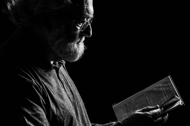 Penzioneri kao najverniji čitaoci knjiga u Srbiji: Od istorijskih romana i biografija do ljubavnih priča i štiva o zdravlju