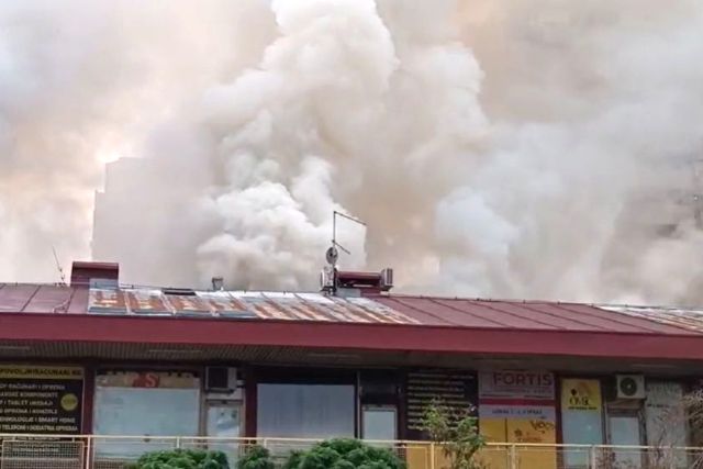 (VIDEO) Požar u TC Enjub na Novom Beogradu, veliki broj vatrogasaca na terenu