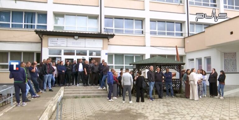 U Kosovskoj Kamenici protest zaposlenih u školama zbog hapšenja dvojice direktora