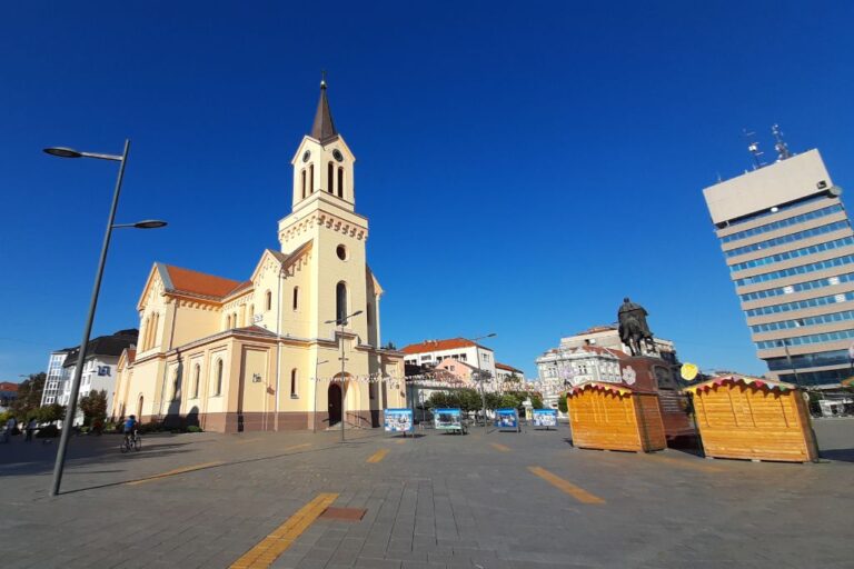 Građani Zrenjanina protestovali zbog odluke da kustos Dejan Vorgić ostane bez posla