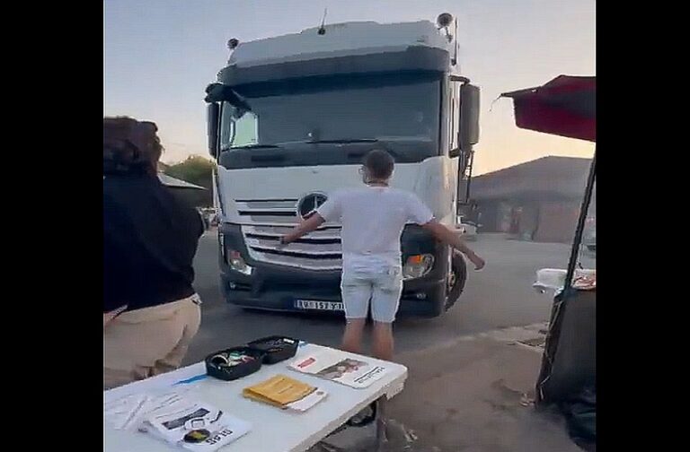 VIDEO: „Srbija pobeđuje“ kamion krenuo prema studentskom štandu u Pećincima